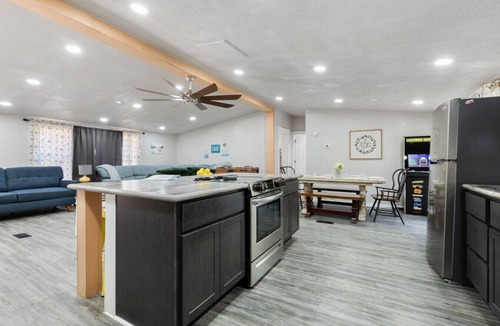 Kingston House | Pet-Friendly Cabin Sleeps 10 Fast Wi-Fi