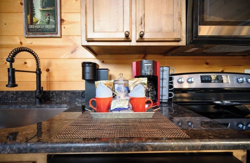 Hochatown Cabin | Pet Friendly Cabin | Walk to Breweries | Hot Tub