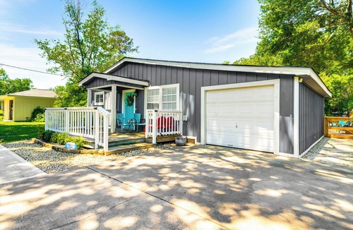 Tomball Cottage | Pet-friendly Cottage, 3 Blocks to Main St!