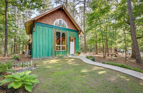 Eureka Springs House | Pet-Friendly Eureka Springs Rental w/Private Deck