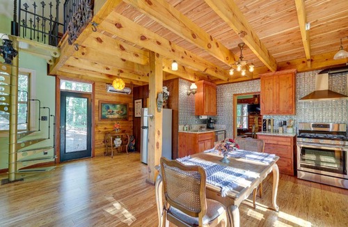 Eureka Springs House | Pet-Friendly Eureka Springs Rental w/Private Deck