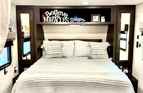 Graham House | Pet Friendly Graham Home Route 66 at The Mistletoe Farm