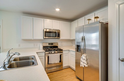 New Caney Cottage | Pet-friendly Home ~ 4 Mi to Big Rivers Water Park!