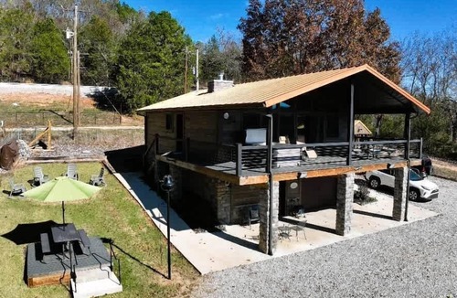 Eureka Springs Cabin | Pet Friendly, Hot Tub, Fenced In Yard, Lake Access