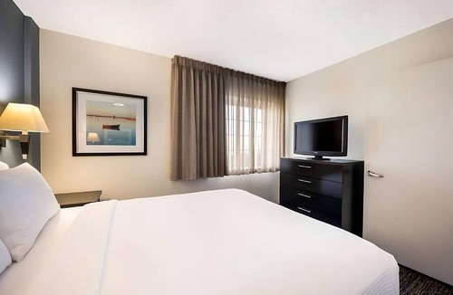 North Arlington Hotel | Pet Friendly Hotel AT&T Stadium! TWO Contemporary Suites with Full Kitchens