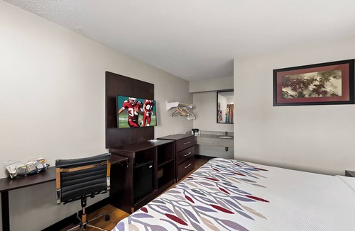 Las Colinas Hotel | Pet-Friendly Hotel | Free Airport Shuttle | Near Six Flags & Stadiums