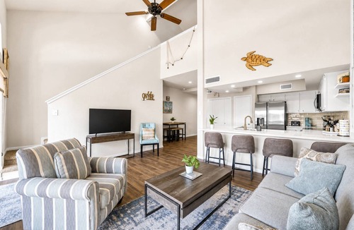 April Sound Condo | Pet-Friendly | Lake Conroe Condo | King Bed | Pool Steps Away | Loft Work Space