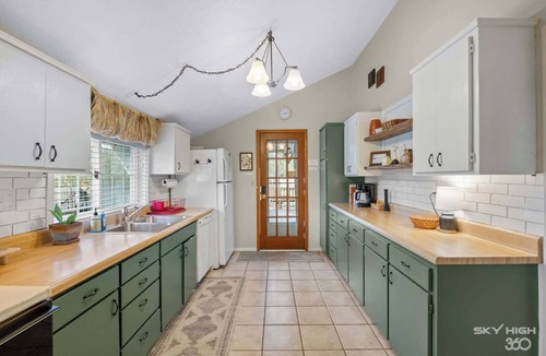Garfield Cabin | Pet-friendly Lakeview Cabin on Beaver w/Firepit