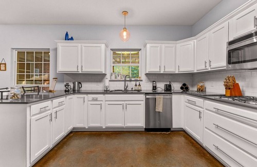 Waco House | Pet-Friendly Near Baylor & Magnolia|HotTub+Firepit