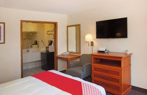 Guymon Hotel | Pet-Friendly Room Close to Guymon Dining & Thompson Park