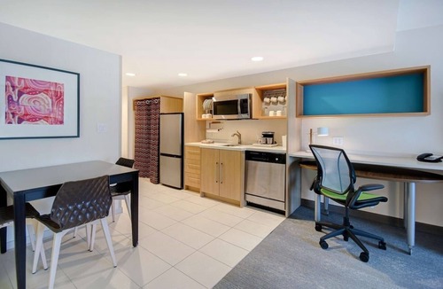University Hotel | Pet-Friendly Suite w/Full Kitchen at Waco's Core Attractions