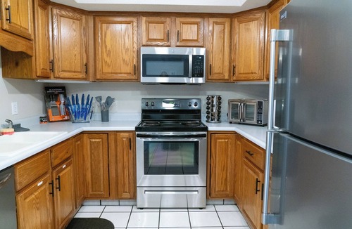 Windsor Heights House | Pet-Friendly Windsor Heights Stay – Ideal for Reunions, Road Trips & Remote Work