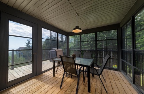 Petite-Riviere-Saint-Francois Ski Chalet | Phoenix 75: Hot Tub, River Views & Pool Table