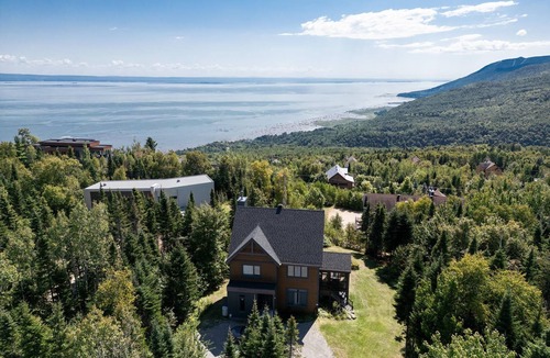 Petite-Riviere-Saint-Francois Ski Chalet | Phoenix 75: Hot Tub, River Views & Pool Table