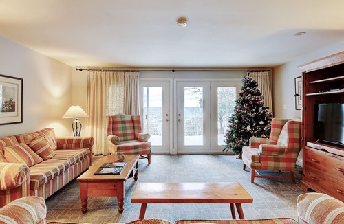 Sutton Cottage | Picturesque Lakeview Lodge At Lake Simcoe (First Tee)