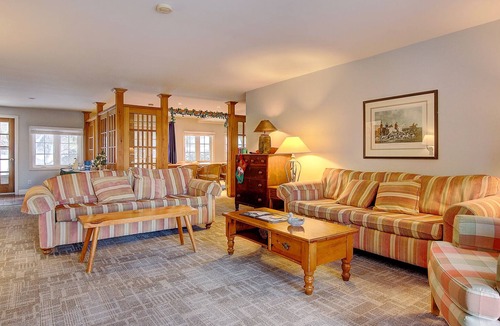 Sutton Cottage | Picturesque Lakeview Lodge At Lake Simcoe (First Tee)