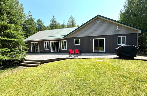 Lion's Head Cabin | Pike & Pine: This bright and spacious retreat blends modern comfort with cozy cottage charm. Featuring a fully equipped kitchen, multiple cozy bedrooms, stylish bathrooms, and inviting living spaces with a wood-burning fireplace.