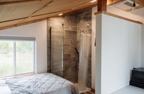 Houston Apartment | Pilot Lodge - Cozy Cabin on Private Airstrip
