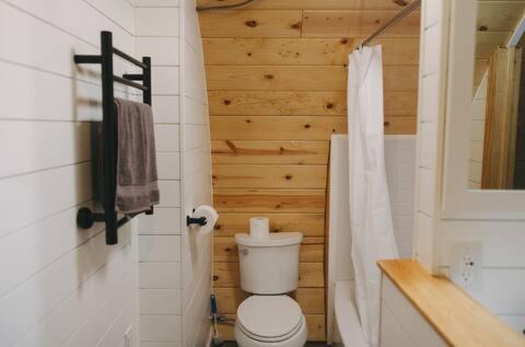 Houston Apartment | Pilot Lodge - Cozy Cabin on Private Airstrip