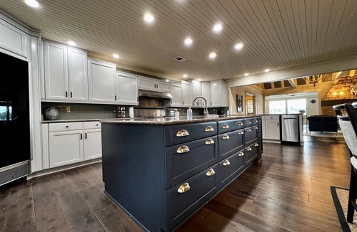 Lake Hamilton House | Pine Hill Manor - Lakehouse | Boat Dock + Hot Tub