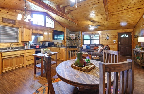 Golden Cabin | Pine Time on Glover River with Stocked fishing pond, Secluded!