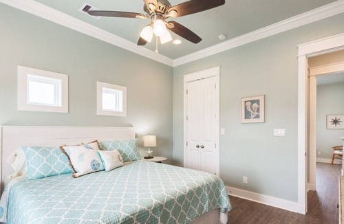Port Bolivar House | Pineapple Paradise, Short walk 2 Beach Pet & Kid friendly