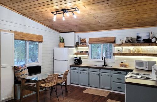 Big River Cabin | Pinescape: Cabin WiFi Wood Fireplace Pet friendly Fish Relaxation
