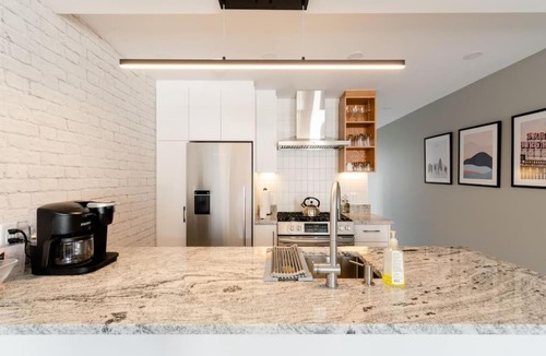 La Petite-Patrie Apartment | Plaza12 - StringLights, XL Terrace, restos & shops