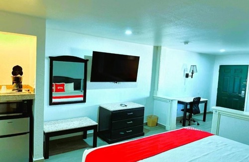 Oakville Hotel | Pleasant Room Close to Sowells BBQ – Pets Welcome, Parking & Pool Included