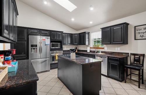 Rockwell House | Pool, Hot Tub, Game Room & Sleeps 18! By StayLage