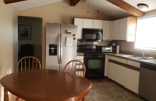 Chalco House | pool & nice S.W. Omaha home! easy access to I-80 hwy
