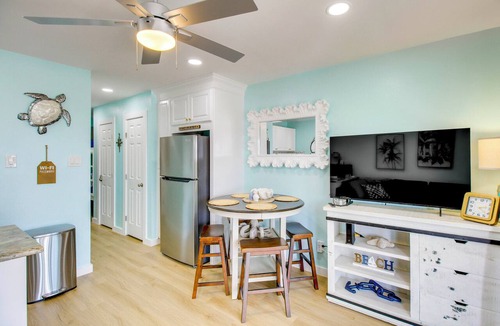 North Beach Condo | Poolside Fun, Ocean Strolls! Corpus Christi Escape