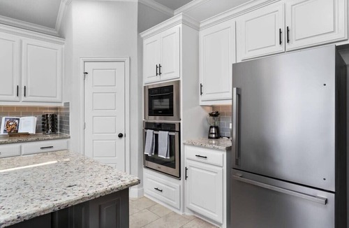 Hewitt House | Poolside Noble House Close to Magnolia & Baylor!
