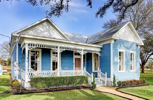 Round Top House | Porch + Fire Pit = Perfect Girl’s Escape Near RT