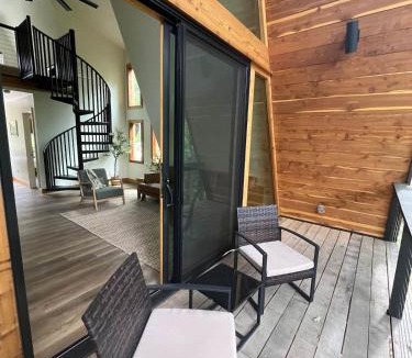 Rogers House | Post Oak Perch-Cozy Forest A-frame Near Bentonville