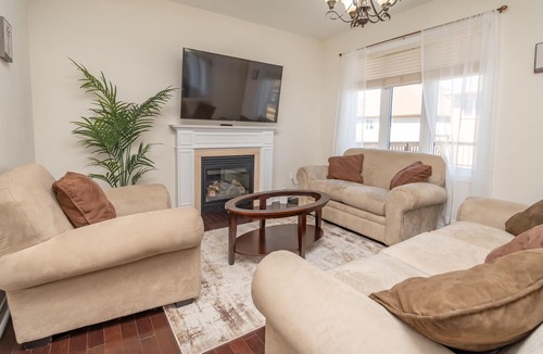 Waterloo House | Premium 4 Bed, Parking & Steaming Services, Mins From UOW