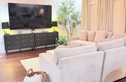 Barker House | Premium 6BR Greenery Indoor Black & Gold Touch