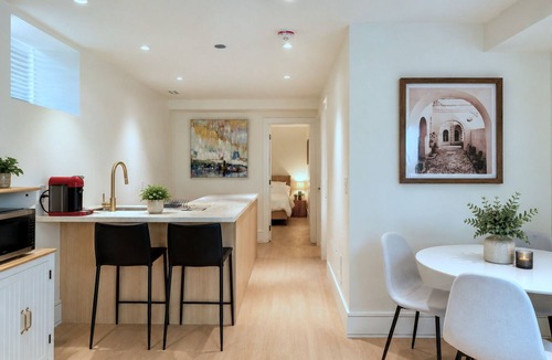 Sunnyside House | Premium Bright Designer Retreat w/Private Deck | High Park