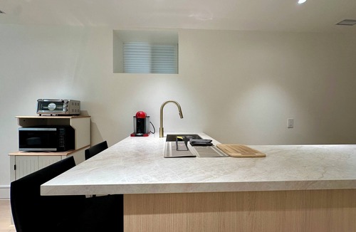 Sunnyside House | Premium Bright Designer Retreat w/Private Deck | High Park