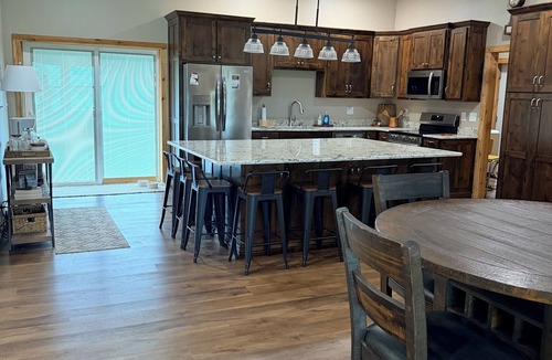 Copeland House | Pristine 4 Bedroom with Water Views Near Wolf Creek & Monkey Island