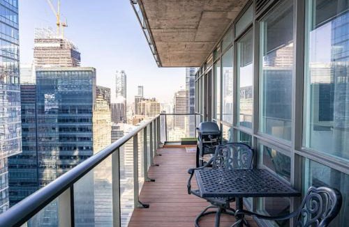 Downtown Toronto House | Pristine Modern 2BR Condo Private BBQ and Balcony