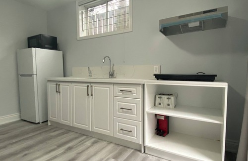 Willowdale House | Private 1BR Suite | Kitchen, Parking & WiFi | North York