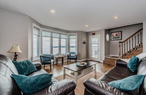 Lion's Head House | Private 3BR Waterfront Escape
