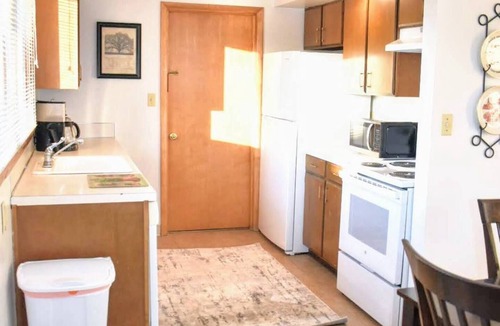 Eagle Grove Apartment | Private Apt w/Washer/Dryer-Parking-Kitchen