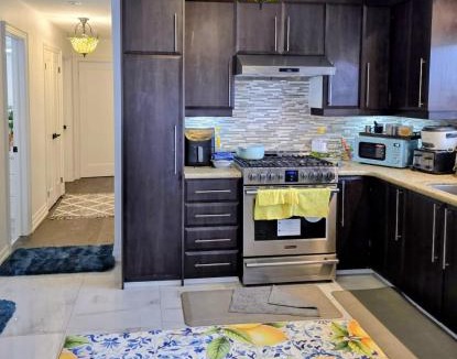 Hillcrest Village House | Private Bedroom with Ensuite