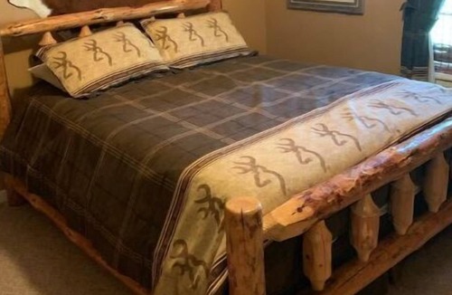 Cleora Cabin | Private cabin with hot tub! No cleaning fee!