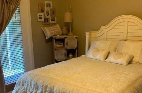 Cleora Cabin | Private cabin with hot tub! No cleaning fee!