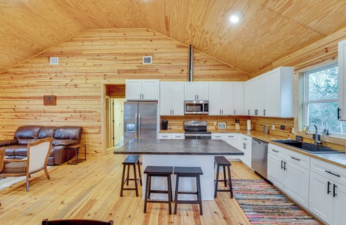 Waelder Cabin | Private Deck & Forest Setting: Waelder Cabin!