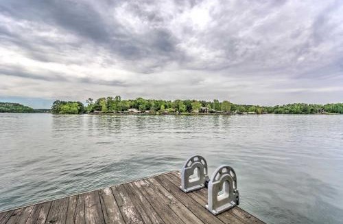 Mid America House | Private Dock & Slip: Lake Hamilton Hideaway!