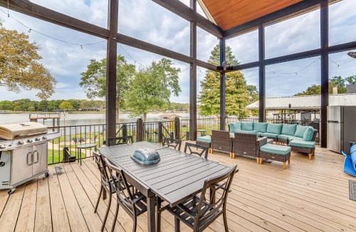 Enchanted Oaks House | Private Dock & Yard! Modern Getaway in Mabank